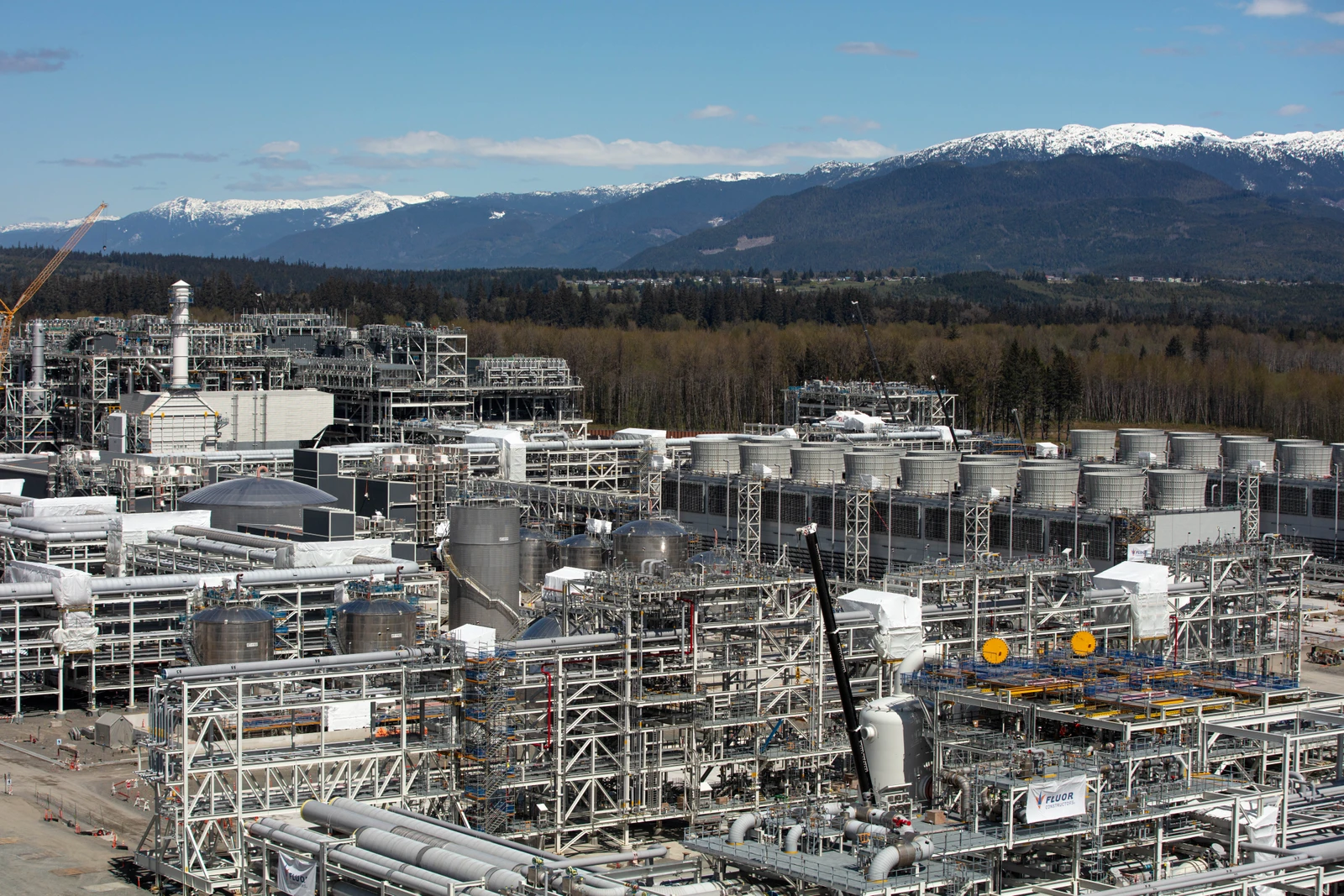 LNG Canada 工厂的模块、管廊与远处雪山
